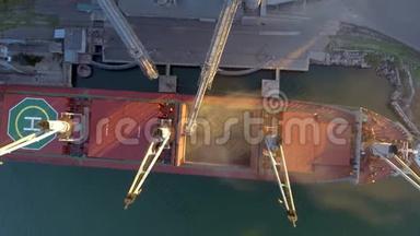 近景船舶装载粮食作物散装货轮通过干线打开货舱在筒仓码头海港